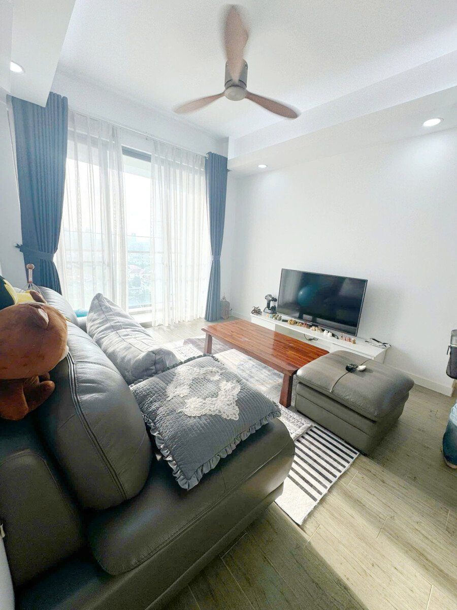 phong khach can ho 2 - Bán gấp căn hộ 2pn tòa C lầu cao, view biệt thự, có ô xe chung cư Hưng Phúc Happy Residence giá 8 tỷ