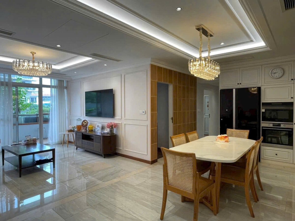 phong khach can ho ban 33 - Giá mua bán căn hộ sân vườn lầu 3 chung cư Garden Court 1 phường Tân Hưng T1/2026