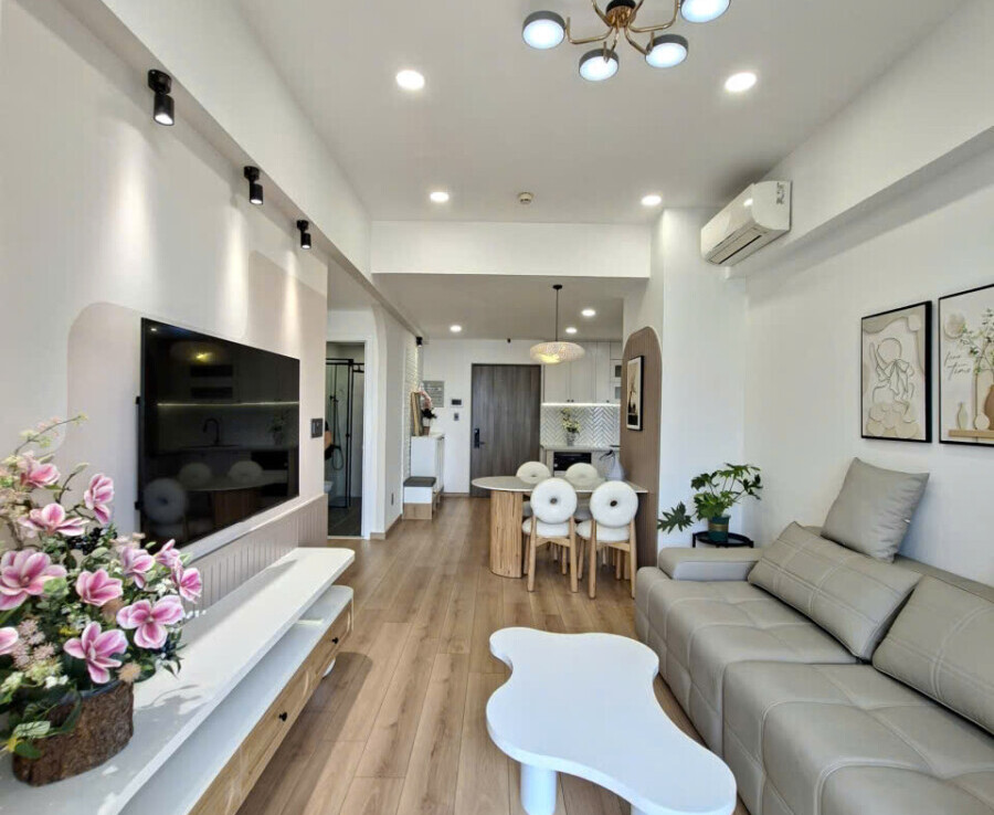 phong khach can ho ban 35 900x738 - Giảm 50 Triệu Bán nhanh trước Tết căn hộ Saigon South Residences. DT 75m2 Lầu cao View đep- Nhà nội thất mới- Giá 6.450 Tỷ