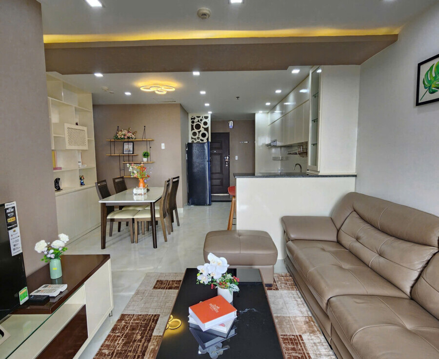 phong khach can ho cho thue 14 900x738 - Cho thuê căn hộ 71m2, chung cư Scenic Valley 1, 02pn, giá 20tr/tháng, nhà đẹp, đầy đủ nội thất.