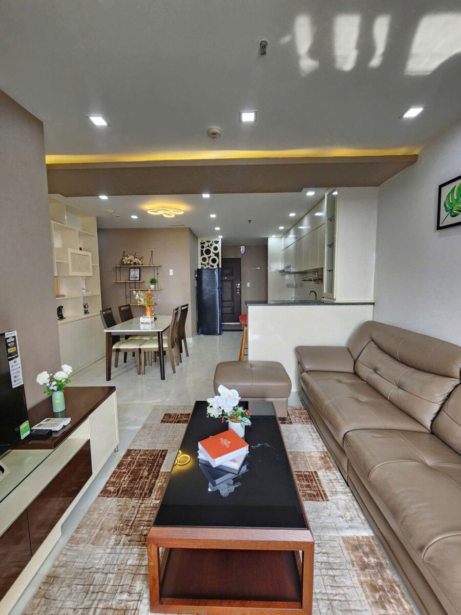 phong khach can ho cho thue 14 - Cho thuê căn hộ 71m2, chung cư Scenic Valley 1, 02pn, giá 20tr/tháng, nhà đẹp, đầy đủ nội thất.