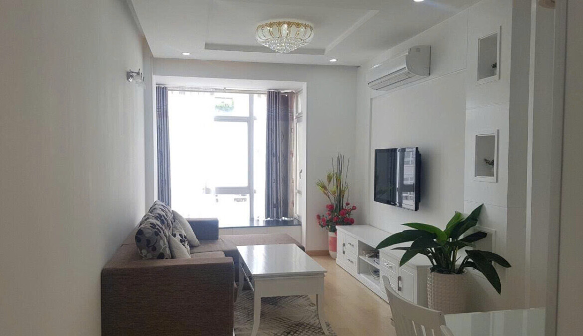phong khach can ho cho thue gia re 1170x675 - Cần cho thuê căn hộ Sky Garden 3. DT 68m2 Lầu cao-Block Trung tâm-2 phòng-2wc Giá thuê rẻ 14 Triệu/Tháng