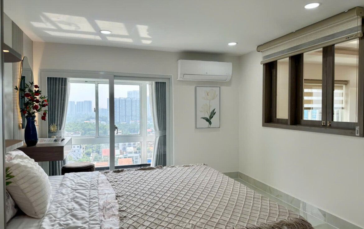 phong ngu 3 co anh sang 1170x738 - Bán căn Duplex Sky Garden 1. DT 120m2 Nhà đẹp- Mới 100%- Thiết kế 4 phòng ngủ-2wc- View nam- Giá 8.1 Tỷ
