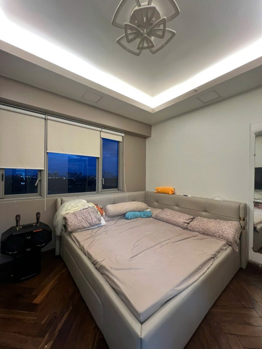 phong ngu can ho ban 1 - Bán gấp hộ 2pn tòa B view sông lầu cao căn góc chung cư Hưng Phúc giá 8 tỷ có ô xe