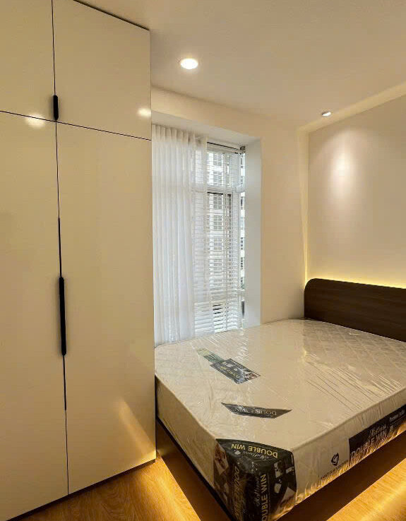 phong ngu can ho ban 7 575x738 - Bán căn góc, 71m2, chung cư Sky Garden 3, 03pn, giá 5.850 tỷ, nhà đang có hợp đồng thuê 19tr/tháng.