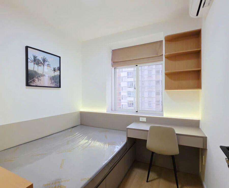 phong ngu co cua so don nang 900x738 - Bán căn hộ Sky Garden 3. DT 70m2 Nhà đẹp- Mới Decor- Nội thất mới 100%- 3 Phòng ngủ-2wc- Lầu cao- Giá 6.490 Tỷ