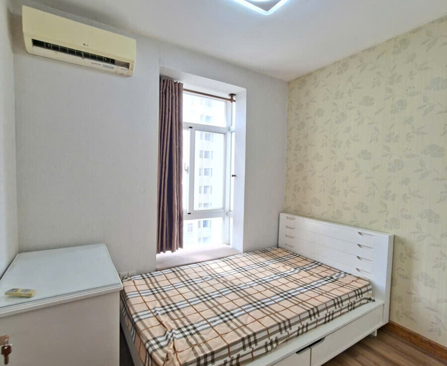 phong ngu nho co cua so can ho cho thue 900x738 - Cho thuê căn hộ Sky Garden 3. DT 56m2 Nhà đẹp- Nội thất mới- 2 Phòng ngủ-1wc- Lầu cao- Giá 13 Triệu/Tháng