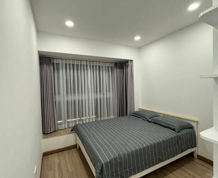 phong ngu phu can ho ban 900x738 - Bán nhanh căn hộ Scenic Valley 1. DT 71m2 Tone trắng- 2 Phòng-2wc- Nội thất đầy đủ- Vào ở ngay- Giá 6.690 Tỷ