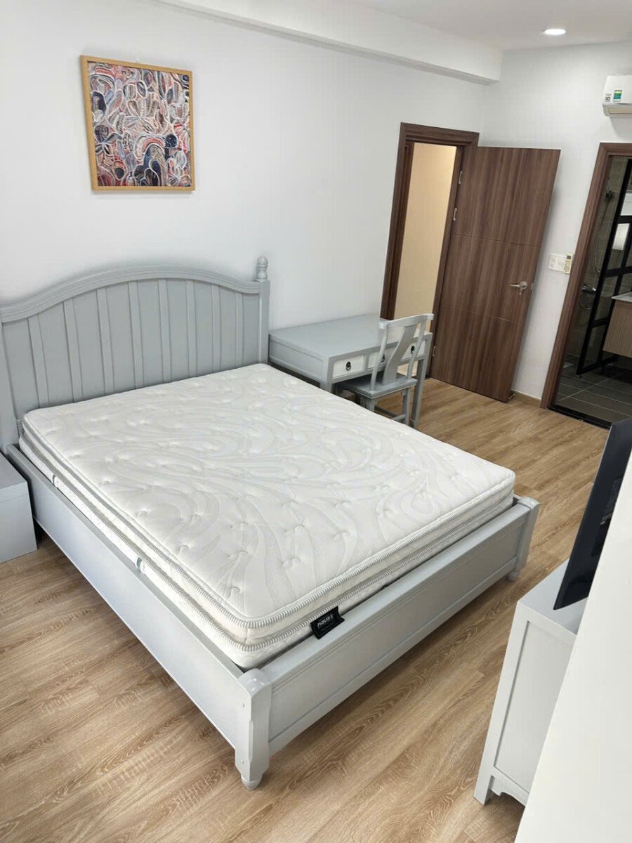 phong ngu rong rai day du noi that 1 - Bán gấp căn hộ 3pn tòa C view biệt thự chung cư Hưng Phúc Happy Residence giá 9,8 tỷ