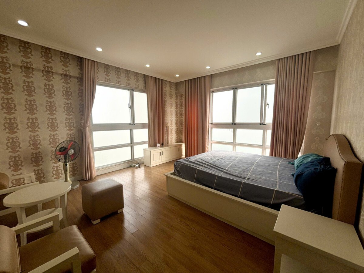 phong ngu view dep can ho happy valley can ban - Bán căn hộ Happy Valley. DT 135m2 Nhà đầy đủ nội thất- thiết kế 3 Phòng ngủ-2wc- Nhà trống vào ngay. Giá 13.2 Tỷ