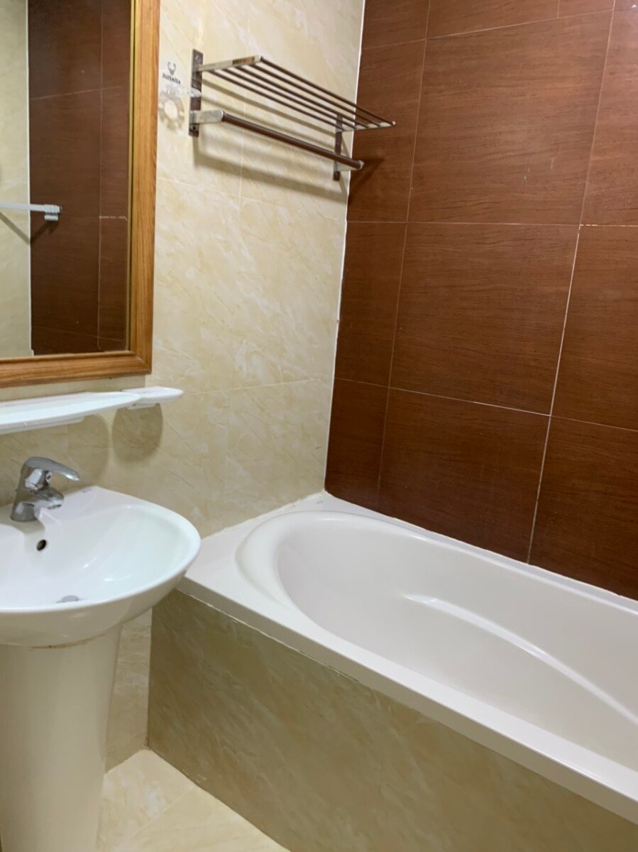 phong tam co bon yam nam - Cho thuê căn hộ đẹp tại Sky Garden 3. DT 68m2 Lầu cao- thiết kế 2 Phòng ngủ-2wc- Nội thất như hình- Giá 16 Triệu/Tháng