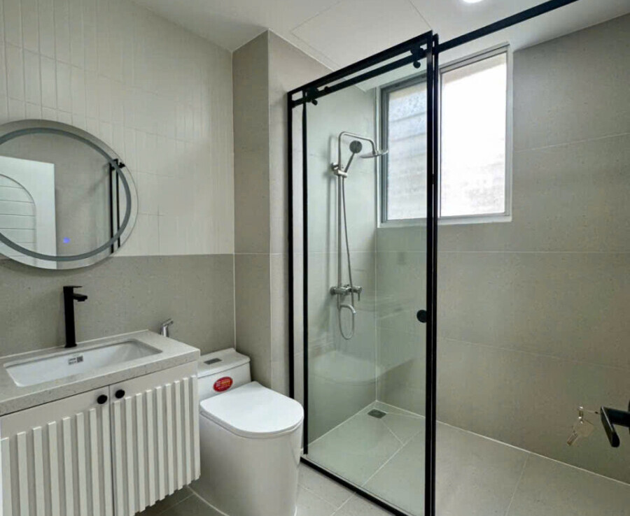 phong tam co cua so 900x738 - Bán nhanh căn hộ đẹp hoàn thiện mới 100%. Căn góc sky garden 1 diện tích 91m2-3 phòng ngủ-2wc. Giá bán 7.4 Tỷ