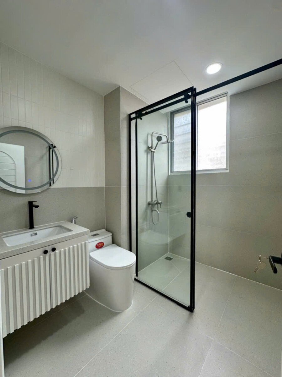 phong tam co cua so - Bán nhanh căn hộ đẹp hoàn thiện mới 100%. Căn góc sky garden 1 diện tích 91m2-3 phòng ngủ-2wc. Giá bán 7.4 Tỷ