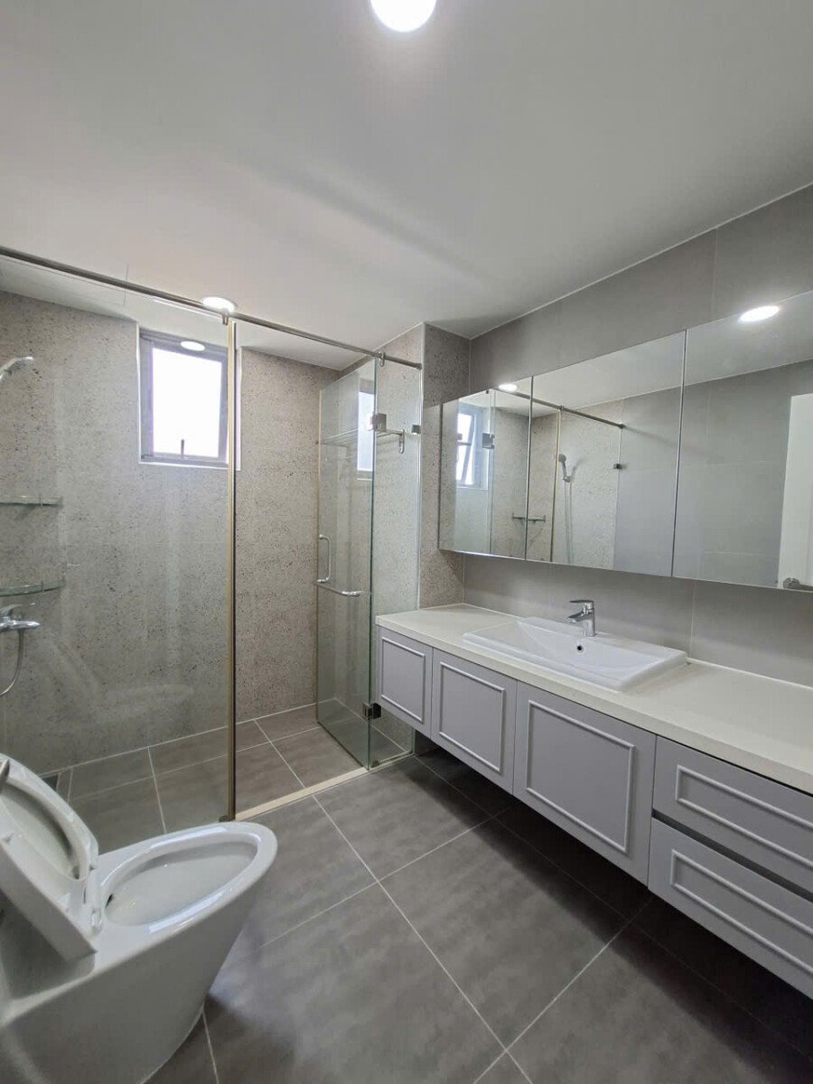 phong tam rong rai - Cho thuê căn hộ Saigon South Residence. DT 104m2 Nội thất cao cấp- 3 phòng ngủ-2wc- View trực diện hồ bơi- Giá 26 Triệu/Tháng