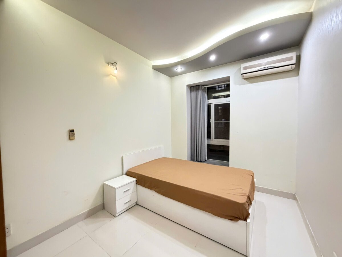 phpng ngu 1 can ho sky garden ban 10 - Bán căn hộ Sky Garden 2. DT 71m2 Nhà đẹp- lầu cao- Thiết kế 2 Phòng 1wc- Nội thất như hình- Giá 5.150 Tỷ