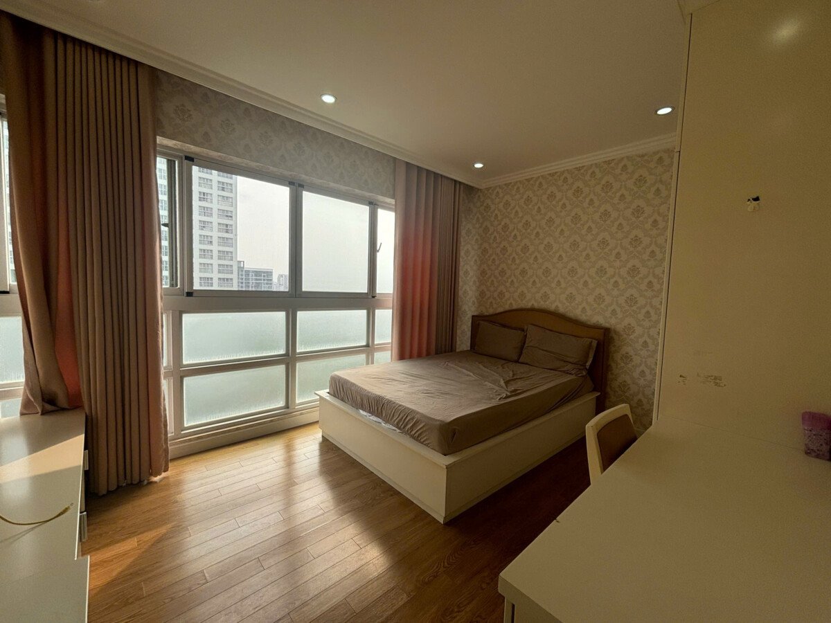 phpng ngu nho happy valley can ban - Bán căn hộ Happy Valley. DT 135m2 Nhà đầy đủ nội thất- thiết kế 3 Phòng ngủ-2wc- Nhà trống vào ngay. Giá 13.2 Tỷ