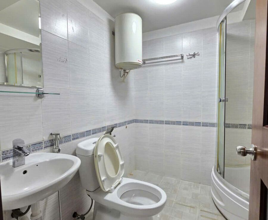 toilet buong tam dung 900x738 - Bán nhanh căn hộ Duplex Sky Garden 1. DT 140m2 Thiết kế 4 Phòng ngủ-3wc- Nhà hiện trạng như hình- Giá 7.8 Tỷ