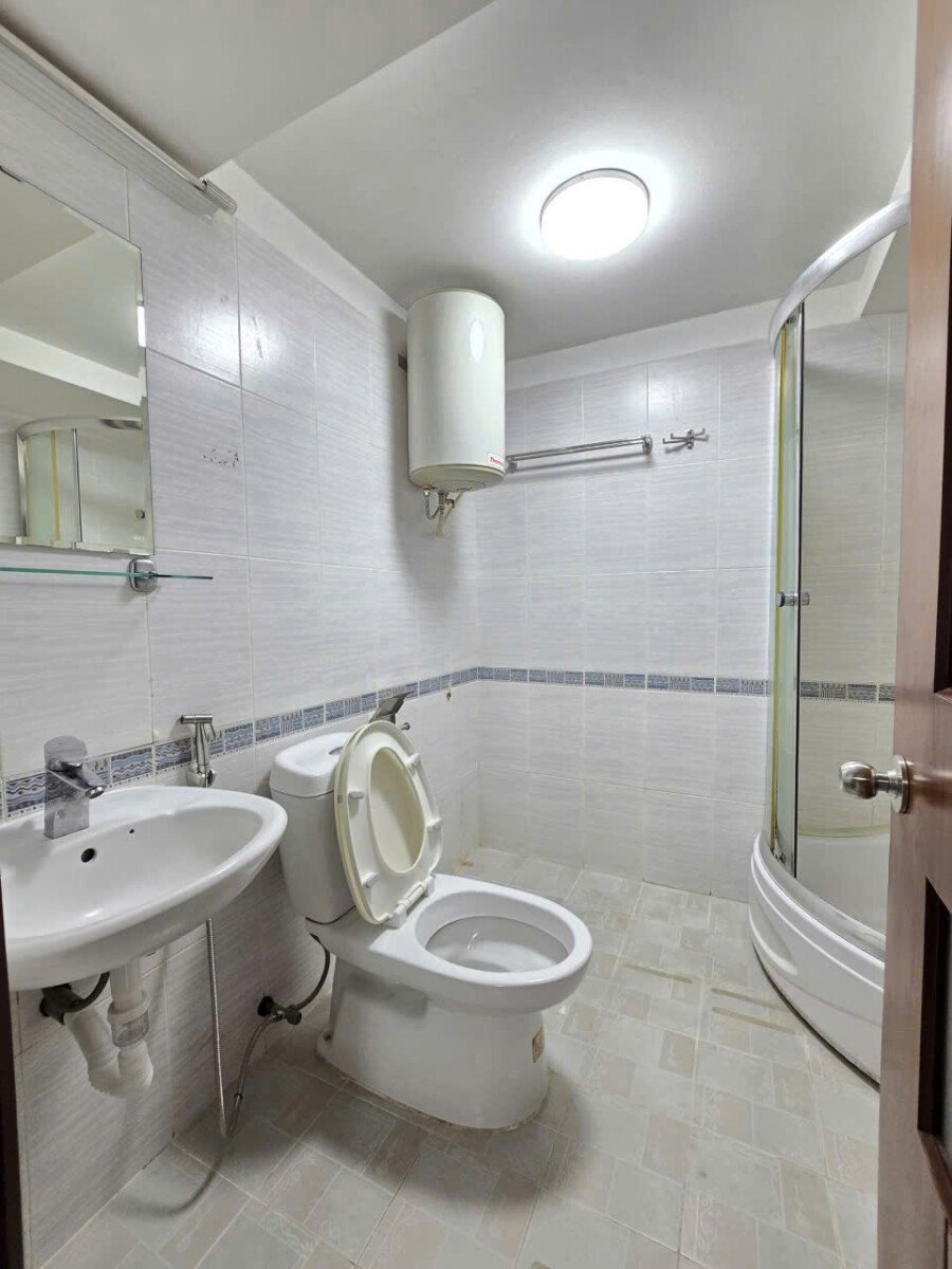 toilet buong tam dung - Bán nhanh căn hộ Duplex Sky Garden 1. DT 140m2 Thiết kế 4 Phòng ngủ-3wc- Nhà hiện trạng như hình- Giá 7.8 Tỷ