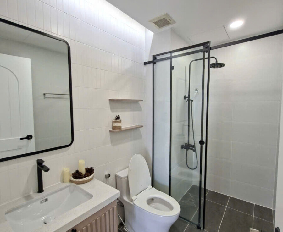 toilet can ho ban 1 900x738 - Bán trước tết căn hộ Saigon South Residences. DT 75m2 Nhà đẹp-Lầu cao- 2 phòng-2wc- Nội thất như hình- Giá 6.490 Tỷ