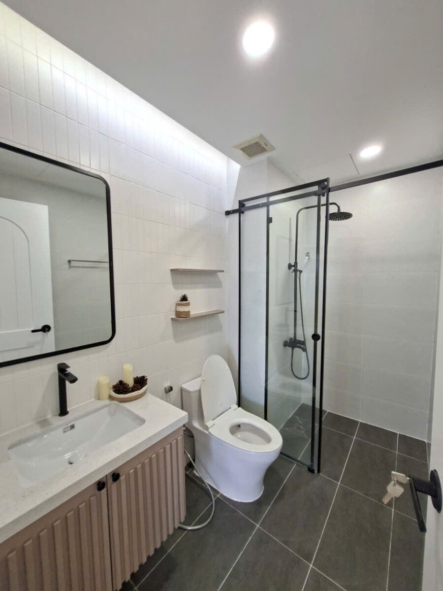 toilet can ho ban 1 - Bán trước tết căn hộ Saigon South Residences. DT 75m2 Nhà đẹp-Lầu cao- 2 phòng-2wc- Nội thất như hình- Giá 6.490 Tỷ