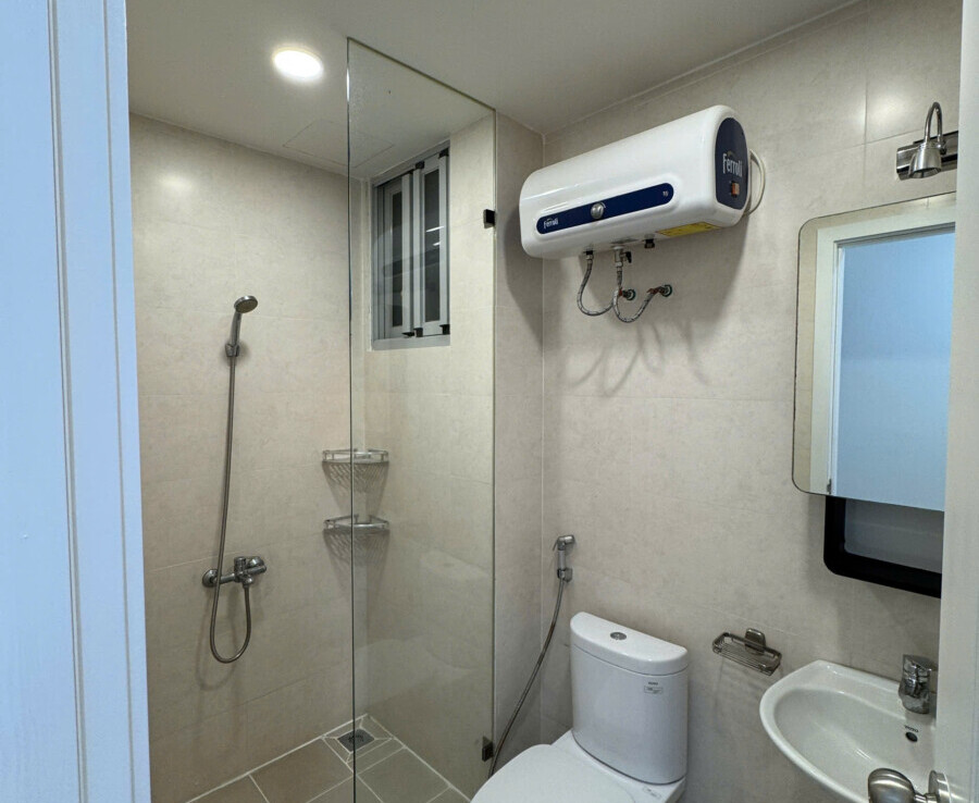 toilet day du thiet bi 1 900x738 - Giá mua bán căn hộ 2pn số 04 tòa I chung cư Scenic Valley 1 phường Tân Mỹ T1/2026