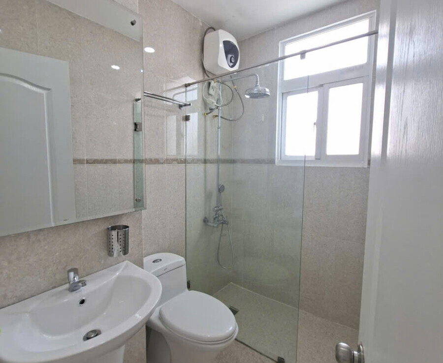 toilet sach se 900x738 - Cho thuê căn hộ Sky Garden 3. DT 72m2 Thiết kế 3 Phòng ngủ-2wc- Lầu cao- Nội thất đầy đủ- Giá 19 Triệu/Tháng