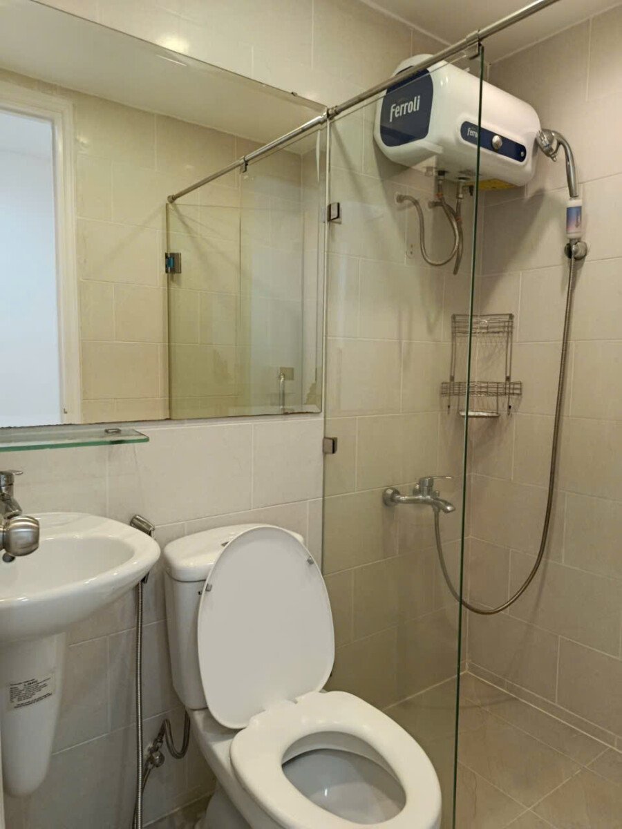 tollet can ho ban 1 - Cần bán nhanh căn hộ 68m2, chung cư Sky Garden 3, giá 5.330 tỷ, nội thất đầy đủ, xem nhà dễ.