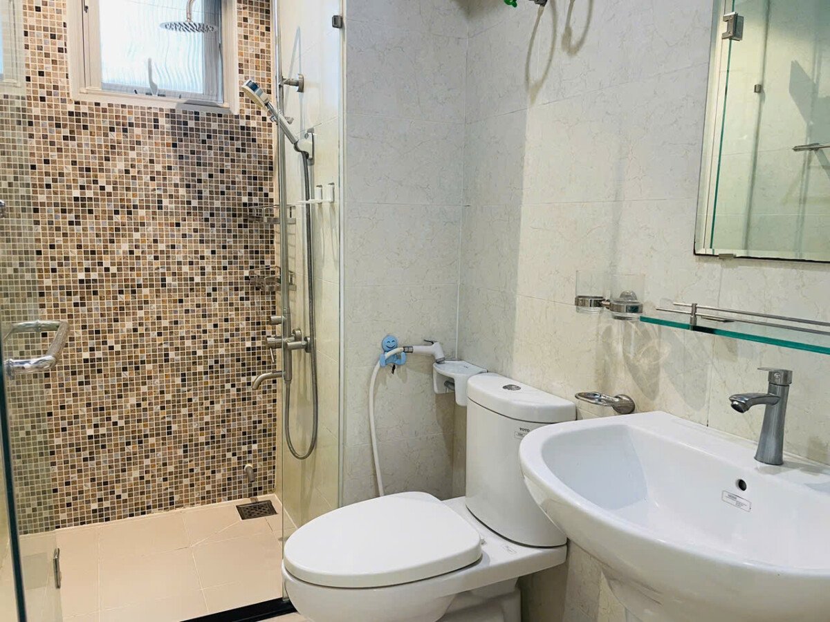 tollet can ho ban 5 - Gía bán trước Tết căn hộ 77m2, chung cư Scenic Valley 1, 02pn, 7.550 tỷ, nhà có hợp đồng thuê 18tr500/tháng.