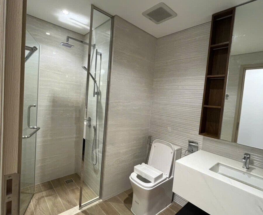 tollet can ho cho thue 1 900x738 - Cho thuê căn hộ chung cư Acsentia, 02pn, giá 29tr/tháng, nhà đẹp, nội thất đầy đủ, xem nhà dễ.