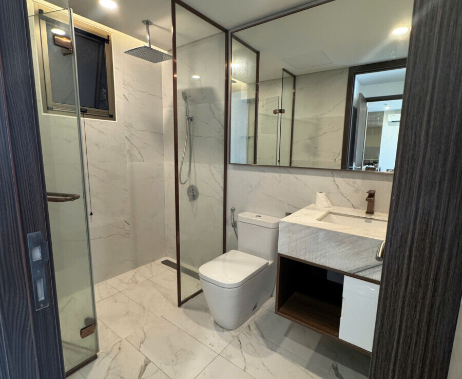 tollet can ho cho thue 2 900x738 - Cho thuê căn hộ chung cư Midtown The Peak, 02pn, giá 1.300usd/tháng, nội thất đầy đủ.