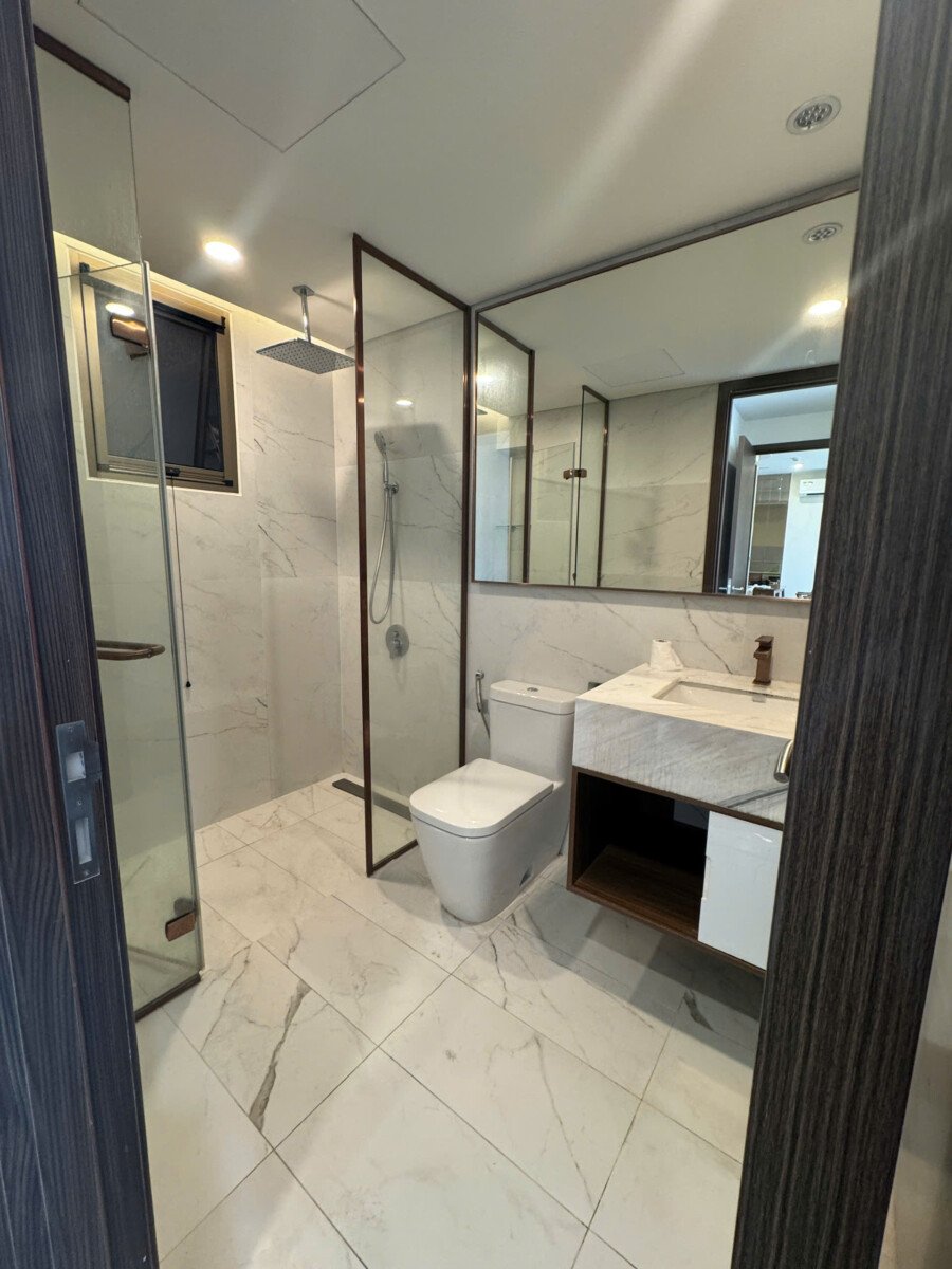 tollet can ho cho thue 2 - Cho thuê căn hộ chung cư Midtown The Peak, 02pn, giá 1.300usd/tháng, nội thất đầy đủ.