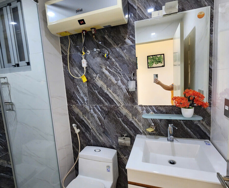 tollet can ho cho thue 3 900x738 - Cho thuê căn hộ 71m2, chung cư Scenic Valley 1, 02pn, giá 20tr/tháng, nhà đẹp, đầy đủ nội thất.