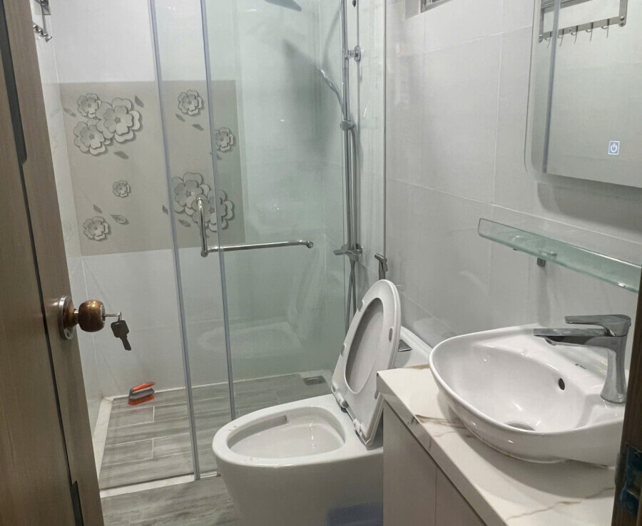 tollet can ho cho thue 900x738 - Cho thuê căn hộ chung cư Scenic Valley 2, 80m2, 02pn, giá 22tr/tháng, nhà mới đầy đủ nội thất.