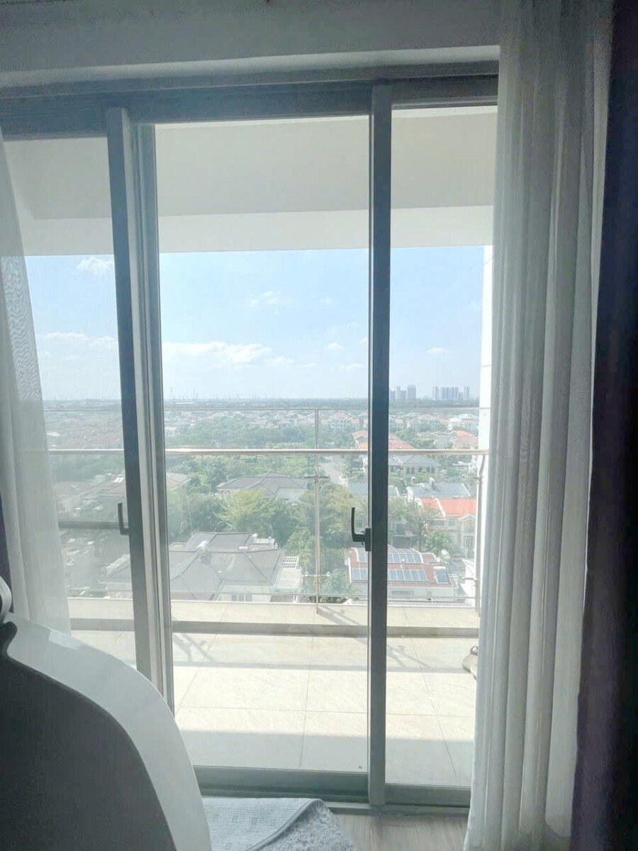 view balcony phong khach can ho - Bán gấp căn hộ 2pn tòa C lầu cao, view biệt thự, có ô xe chung cư Hưng Phúc Happy Residence giá 8 tỷ