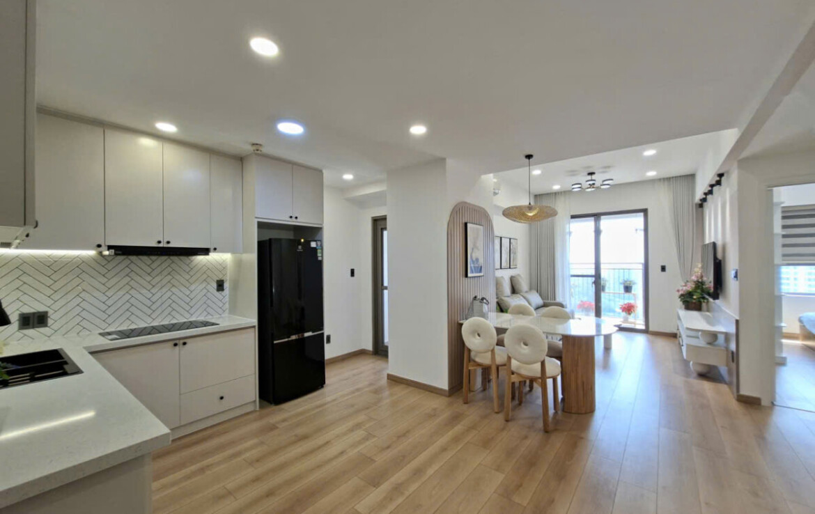 view phong khach ban 1 1170x738 - Giảm 50 Triệu Bán nhanh trước Tết căn hộ Saigon South Residences. DT 75m2 Lầu cao View đep- Nhà nội thất mới- Giá 6.450 Tỷ