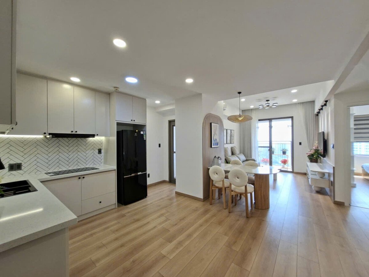 view phong khach ban 1 - Giảm 50 Triệu Bán nhanh trước Tết căn hộ Saigon South Residences. DT 75m2 Lầu cao View đep- Nhà nội thất mới- Giá 6.450 Tỷ