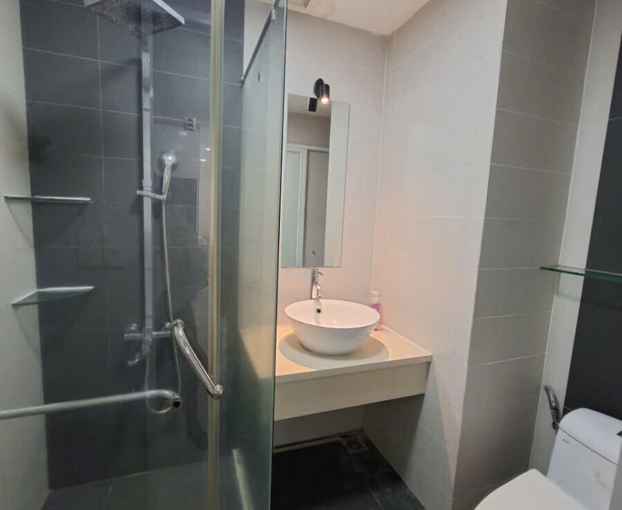 wc bon tam dung can ho cho thue 900x738 - Cho thuê căn hộ đẹp tại Sky Garden 3. DT 68m2 Nhà đẹp-lầu cao- Nội thất đầy đủ-View nam- Giá 17 Triệu/Tháng
