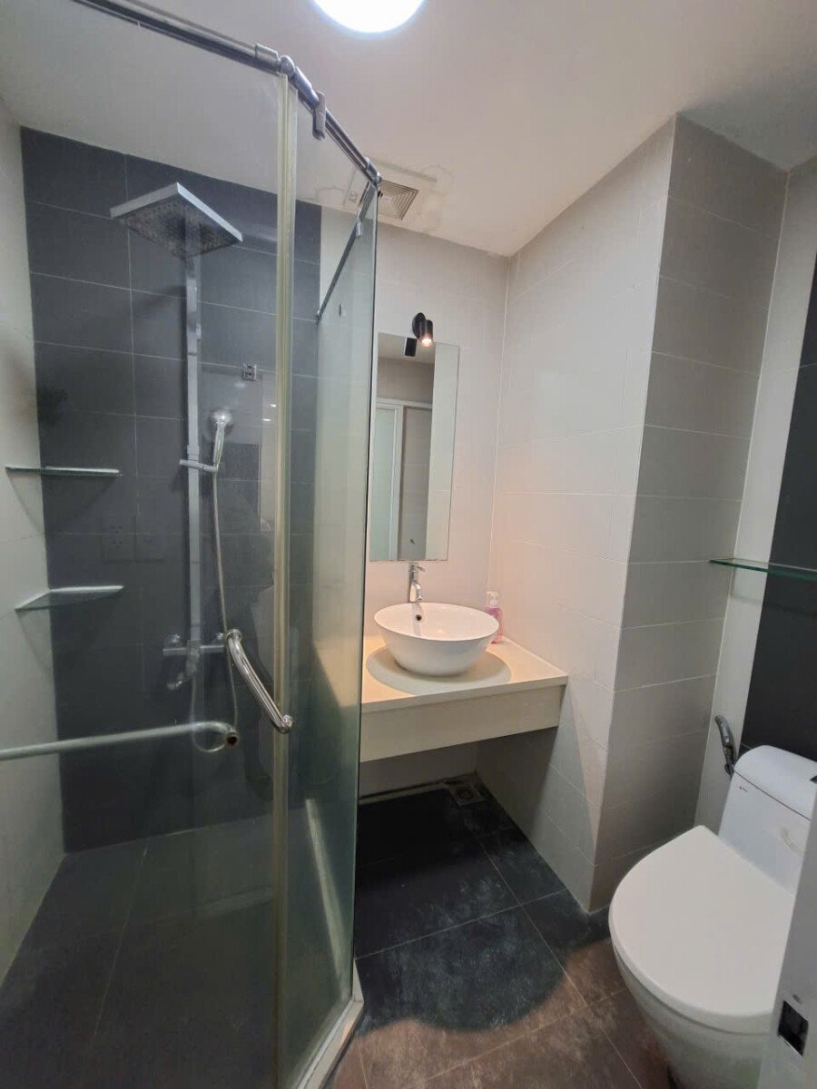 wc bon tam dung can ho cho thue - Cho thuê căn hộ đẹp tại Sky Garden 3. DT 68m2 Nhà đẹp-lầu cao- Nội thất đầy đủ-View nam- Giá 17 Triệu/Tháng