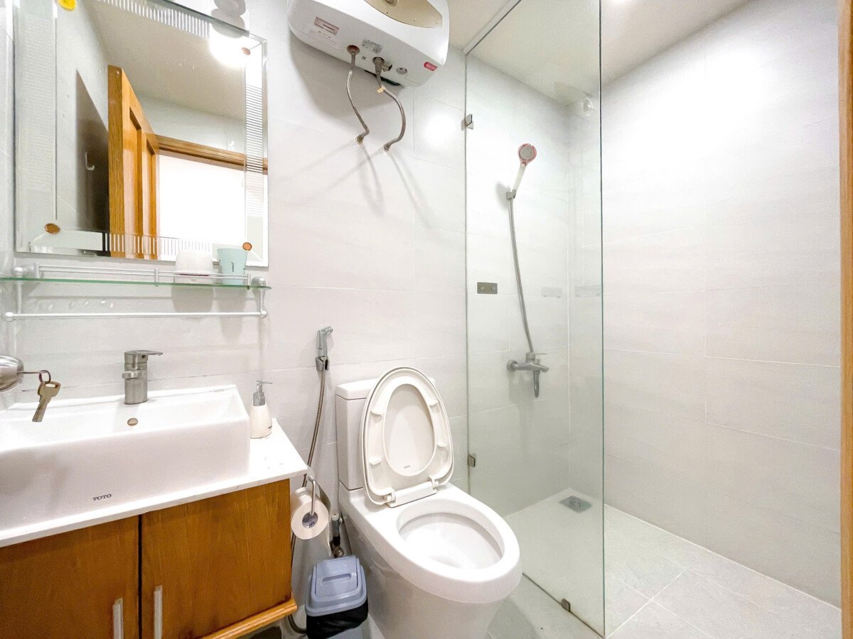 wc can ho can ban 1 - Cho thuê căn hộ 77m2, chung cư Scenic Valley 2, 02pn, giá 19tr/tháng, nội thất đầy đủ, xem nhà dễ.
