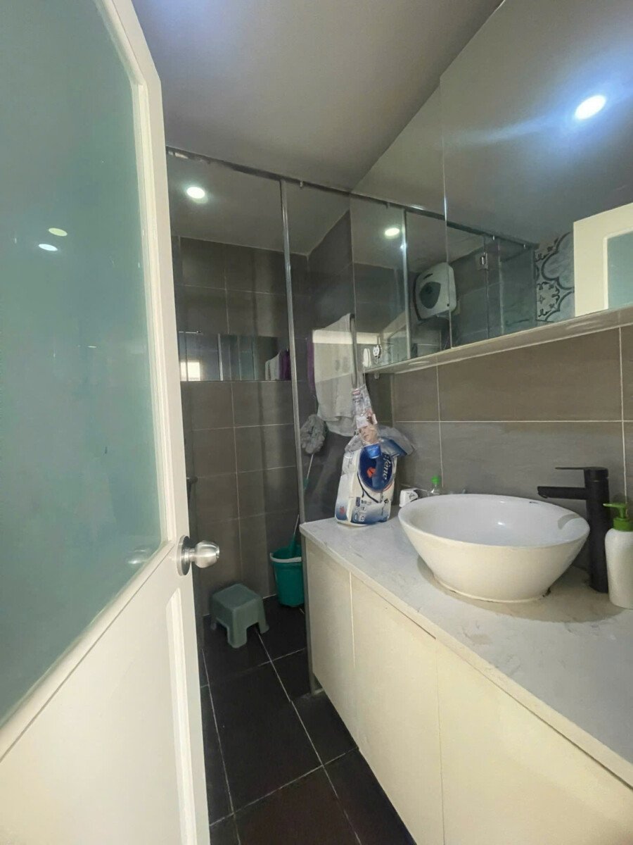 wc can stuido sky 3 - Bán nhanh căn hộ Sky Garden 3. DT 56m2 Thiết kế dạng Studio Đang sẵn khách thuê dài hạn- Giá tốt 4.5 Tỷ