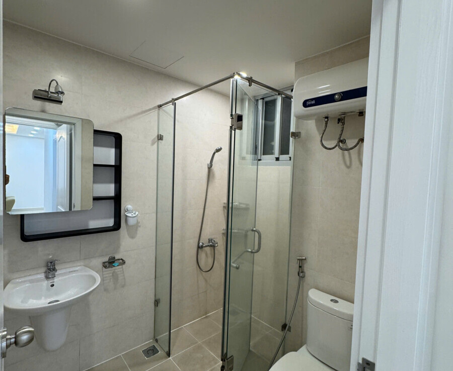 wc day du thiet bi can ho ban 1 900x738 - Bán nhanh căn hộ Scenic Valley 1. DT 71m2 Tone trắng- 2 Phòng-2wc- Nội thất đầy đủ- Vào ở ngay- Giá 6.690 Tỷ
