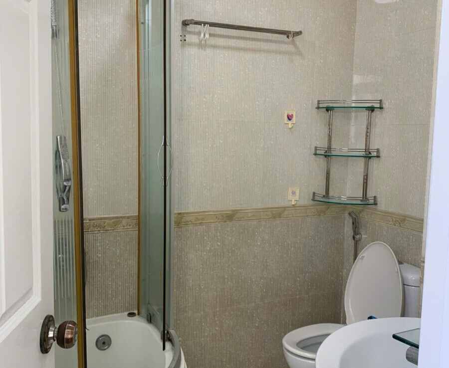 wc day du tien nghi can ho ban 900x738 - Bán căn góc Sky Garden 2. DT 89m2 Nhà đang cho thuê 14 Triệu- 2 Phòng-2wc- Nội thất đầy đủ- Giá 6.650 Tỷ