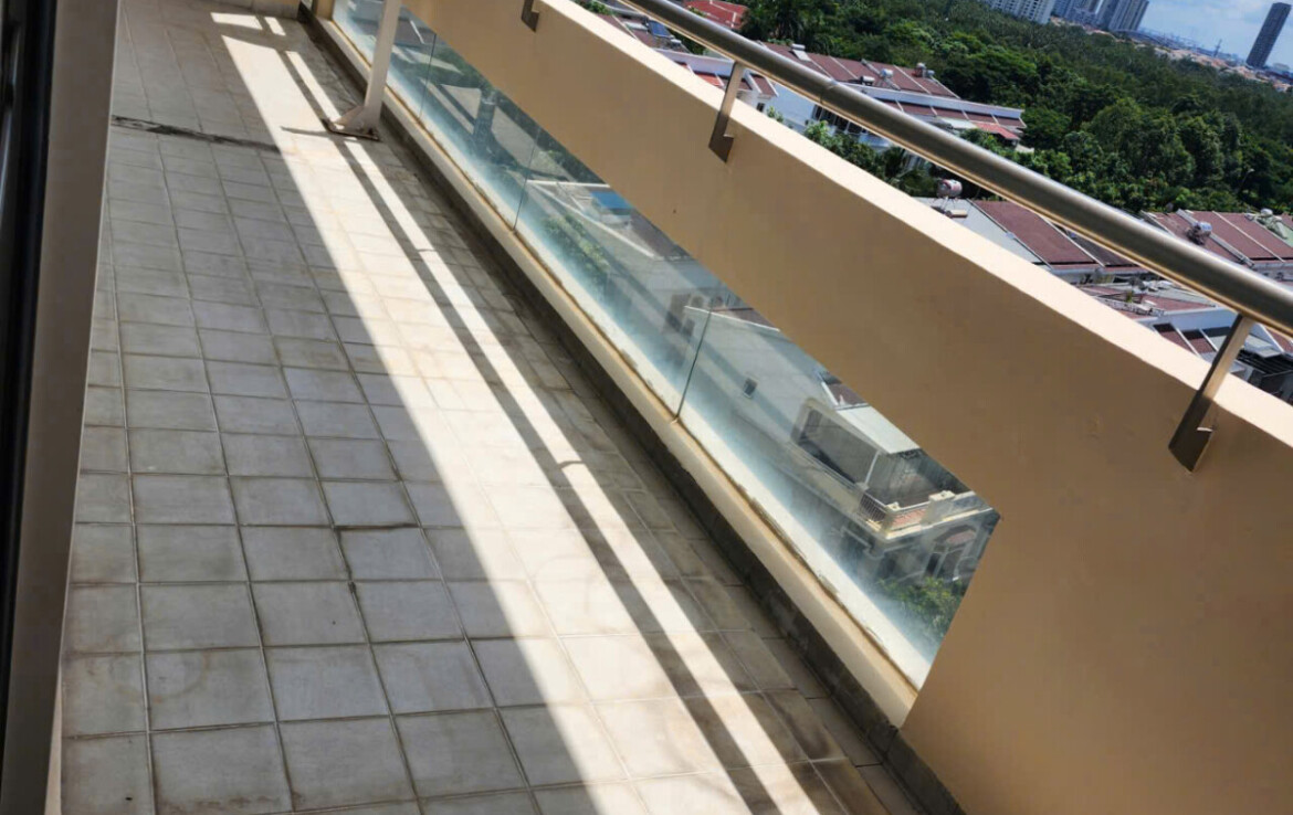 balcony can ho ban dai 1170x738 - Bán gấp căn hộ tòa 2c chung cư Garden Court 2 phường Tân Hưng giá 13,8 tỷ