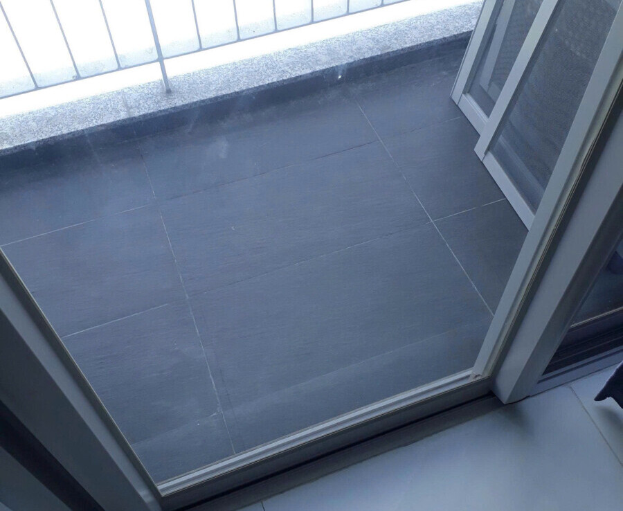 balcony phong khach can ho 900x738 - Giá mua bán căn hộ 3pn tòa D chung cư Scenic Valley 1 phường Tân Mỹ T2/2026