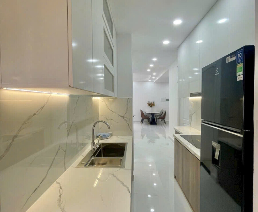 bep can ho ban 4 900x738 - Bán căn hộ 70m2, chung cư Sky Garden 3, 03pn, nhà đẹp, giá 5,868 tỷ, đầy đủ nội thất.