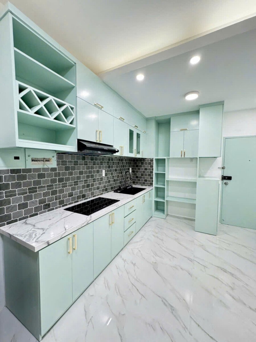 bep can ho sky 2 ban 1 - Bán căn hộ Sky Garden 2. DT 71m2 Thiết kế 2 Phòng-2wc- Nhà đẹp- Đang cho thuê 19 Triệu/Tháng. Giá bán 5.650 Tỷ