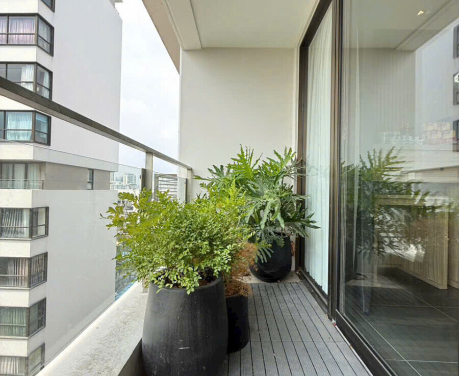 can ho co balcony phong khach rong rai 900x738 - Giá mua bán căn hộ 2pn tòa O chung cư The Panorama phường Tân Hưng T2/2026