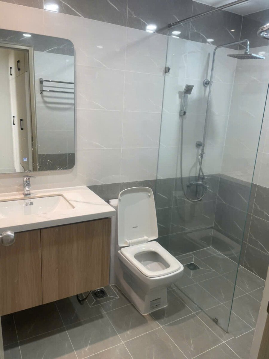 hien trang can ho co 2 toilet - Giá mua bán căn hộ 2pn tòa B chung cư Hưng Phúc Happy Residence view biệt thự