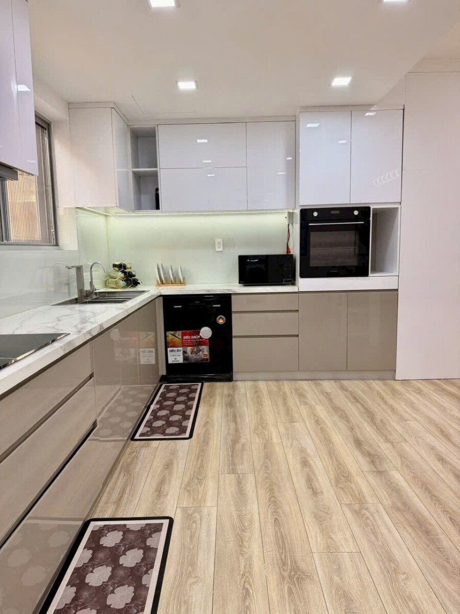 khong gian bep rong rai 4 - Giá mua bán căn hộ 3pn chung cư Garden Court 2 phường Tân Hưng T3/2026