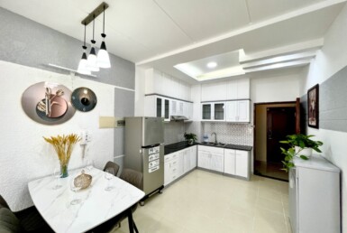 khong gian bep trong can ho can ban sky garden 2 385x258 - Hạ giá bán nhanh trước Tết căn hộ 71m2, chung cư Sky Garden 2, 02pn, giá 5.1 tỷ, nội thất đầy đủ.